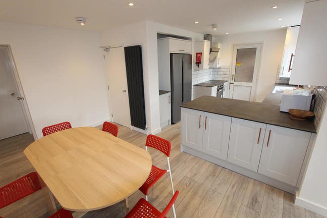 Modern 6-Bed House Near Campus – All Bills Inc Main Photo