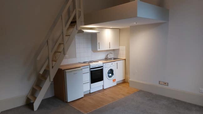 Spacious studio flat Main Photo