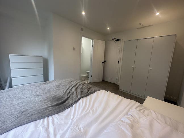 Stunning Brand-New Ensuite Rooms in Spacious 5-Bed Main Photo