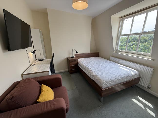 Earls Court TV room Main Photo