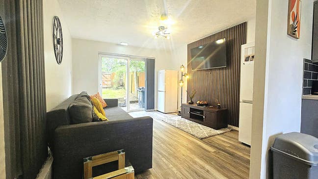 Newly Refurbished Ensuite room & double room Main Photo