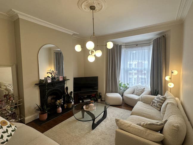 HUGE double bedroom - Bills Included Main Photo