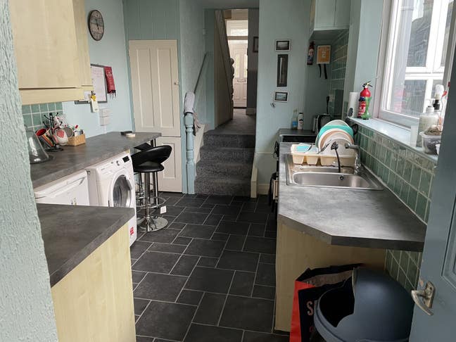 Ensuite with own lounge, for professionals Main Photo