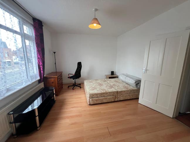 Large double room in harrow Main Photo