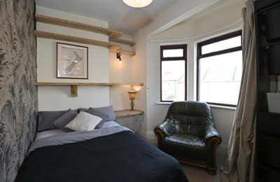Light, small double room, in 2 bed flat Main Photo