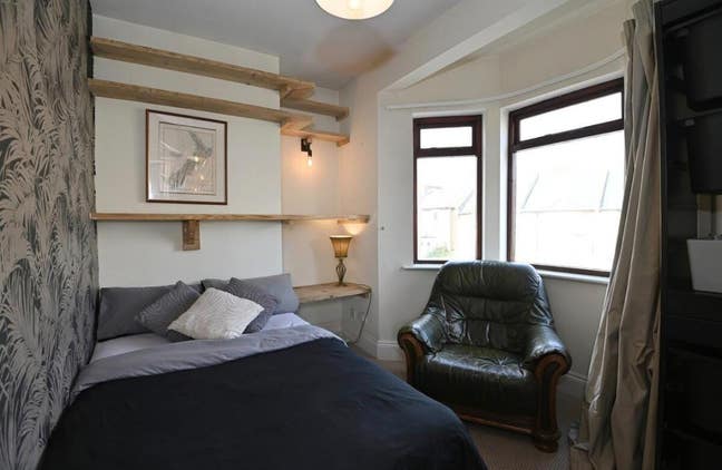 Light, small double room, in 2 bed flat Main Photo