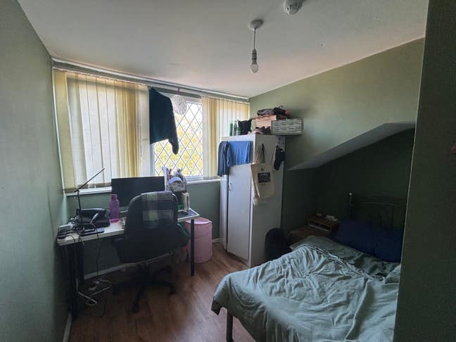 Looking for a flat roommate Main Photo