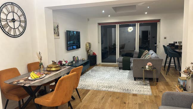 Double  room in newly refurbished house Main Photo