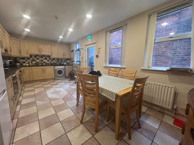 2 Spacious Double Bedrooms for let Main Photo