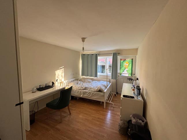 A double room next to UoM MMU Main Photo