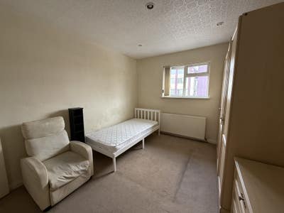 Spacious Single Room - &pound;630 - all bills included Main Photo