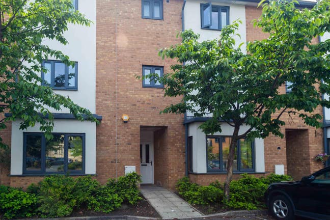 Professional 4 Bed in Gated Community Main Photo