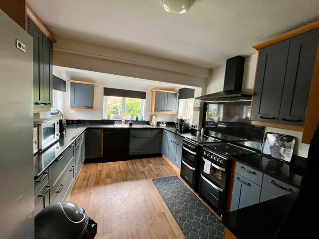 Modern double room - large semi-private bathroom   Main Photo