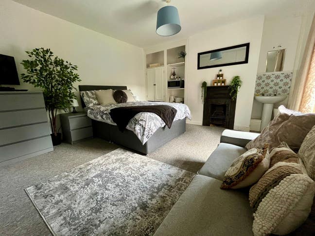 Modern double room,  sofa area, private bathroom   Main Photo