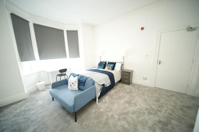 Fully Furnished Double En-Suite Room in Shared Hou Main Photo