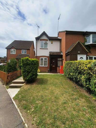 Semi detached in Burnham  Main Photo