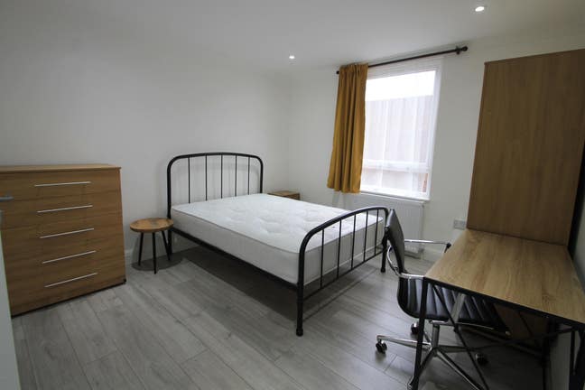 Large En Suite in a Semi-Detached House w/ Garden Main Photo