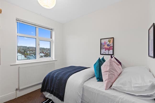 Luxury Rooms Available  - No Deposit  Main Photo