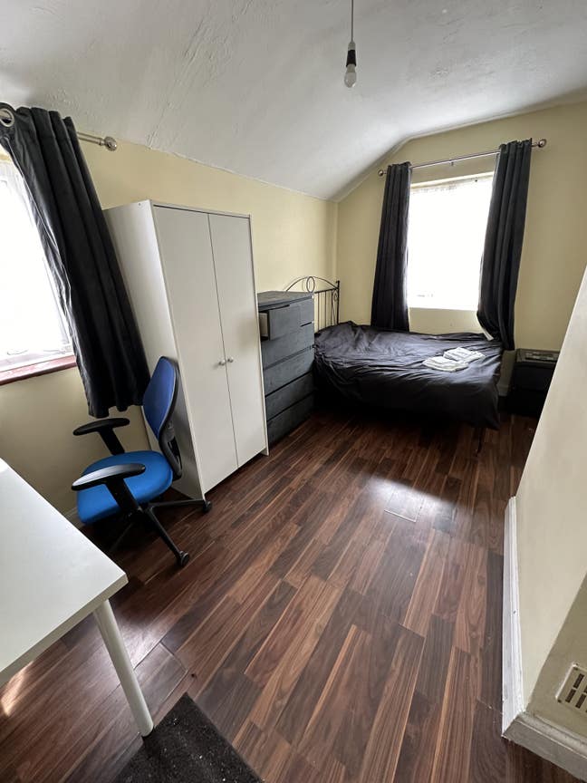 Recently decorated 4 bed house 10min walk rmfd stn Main Photo