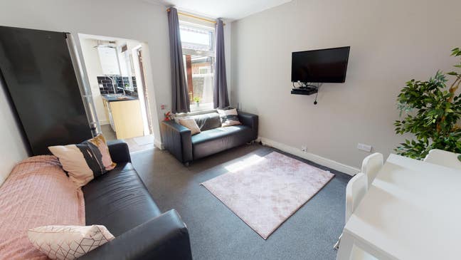 1 Room Remaining in smaller houseshare! Main Photo