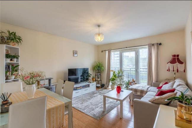 Spacious 2 Bedroom Flat with En-suite and bathroom Main Photo