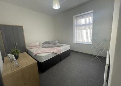 Room available immediately no deposit  Main Photo