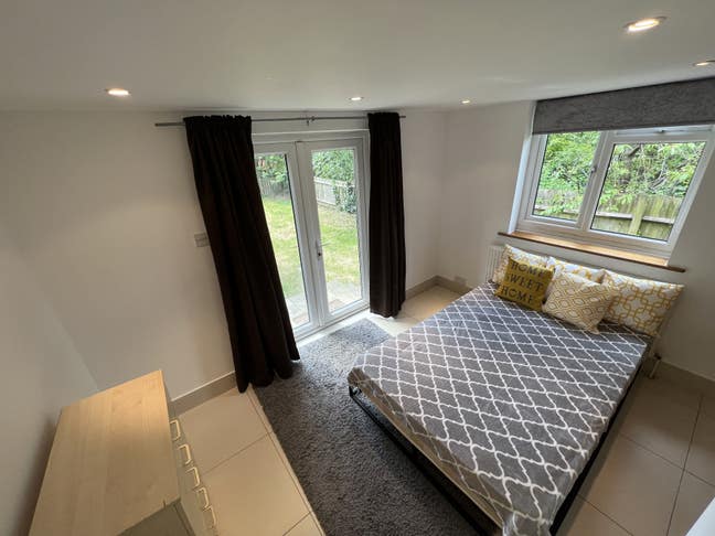 Amazing 1 Bed House with Private Garden Main Photo