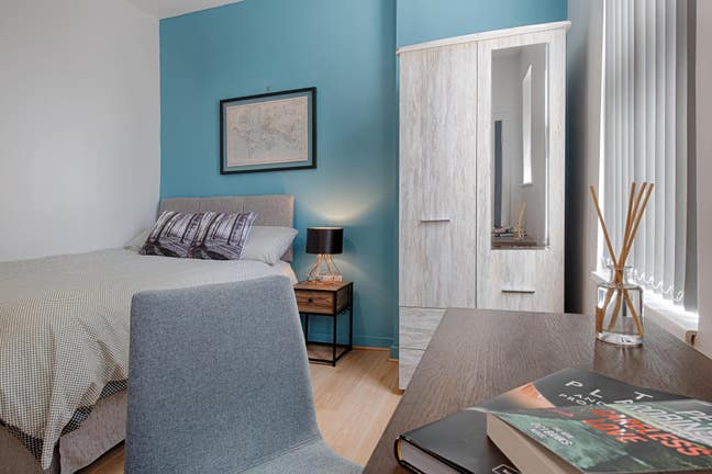 Ensuite with Kitchenette!  First Month Half Price Main Photo