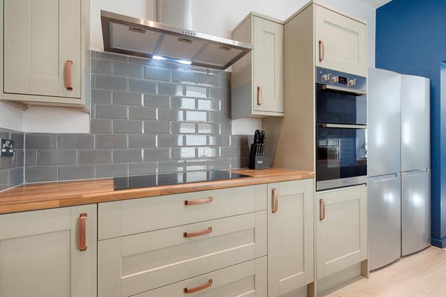 Ensuite with Kitchenette!  First Month Half Price Main Photo