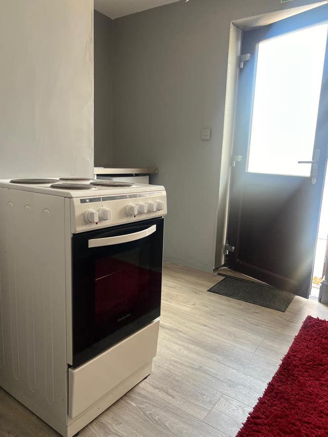 Studio Flat in Mill Green, Reading RG4 8EX Main Photo