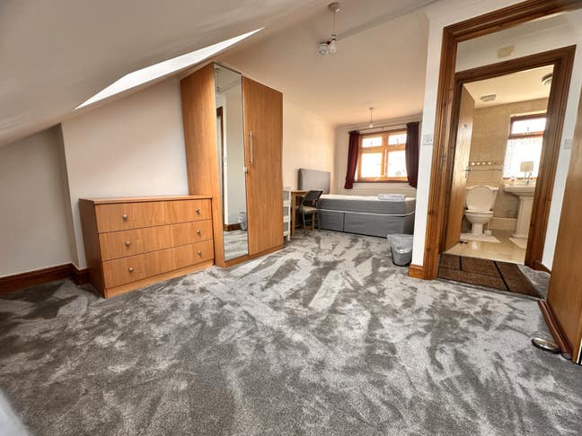 Ilford/Gants Hill.Dbl room& En-suite Avail.FEMALE Main Photo