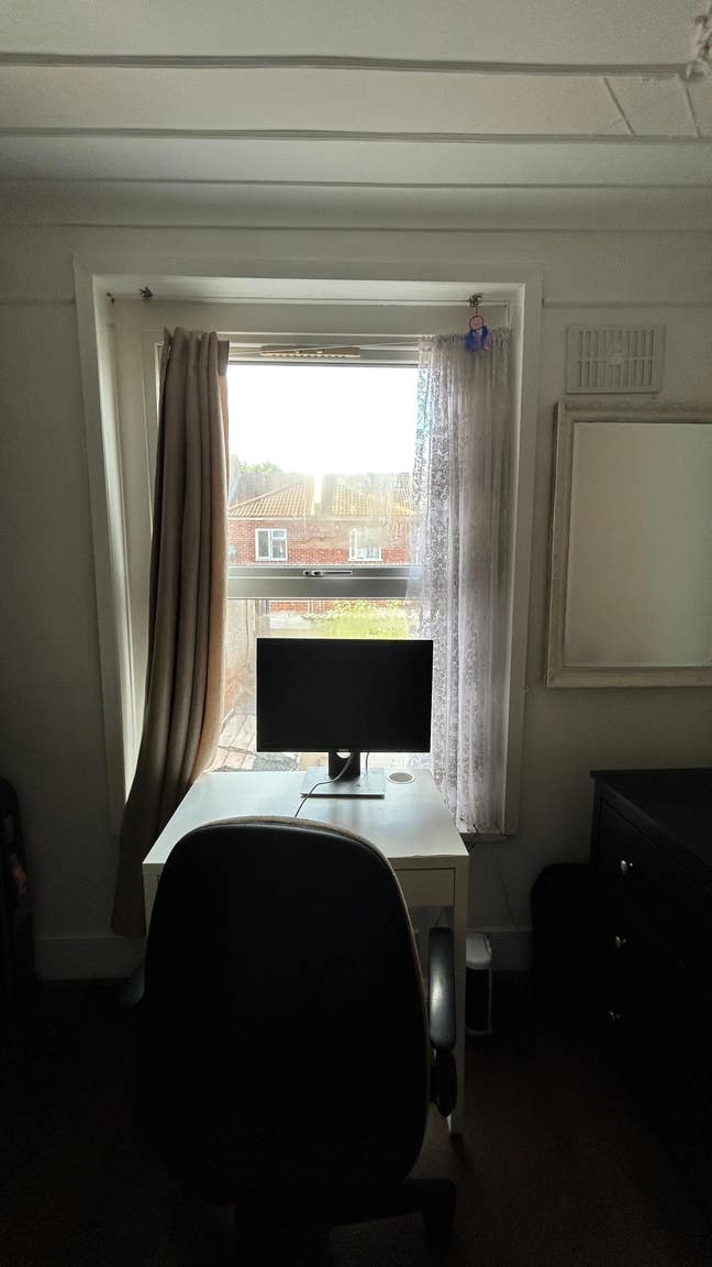 Quiet house, Room available  Main Photo