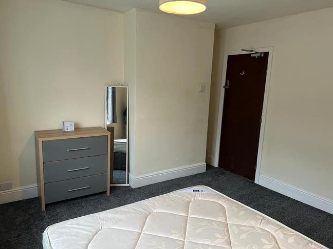 Lovely double room in house share  Main Photo