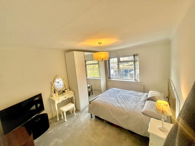 King size bedroom with wardrobes Main Photo