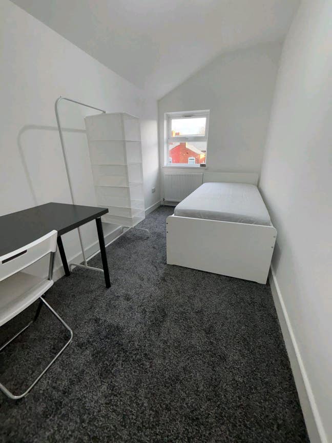 Low Deposit Option! Large Single Room in B17 Main Photo
