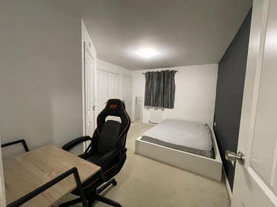 Spacious En-Suite Room in 4-Bedroom House Main Photo