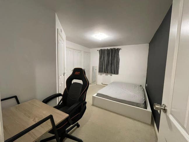 Spacious En-Suite Room in 4-Bedroom House Main Photo