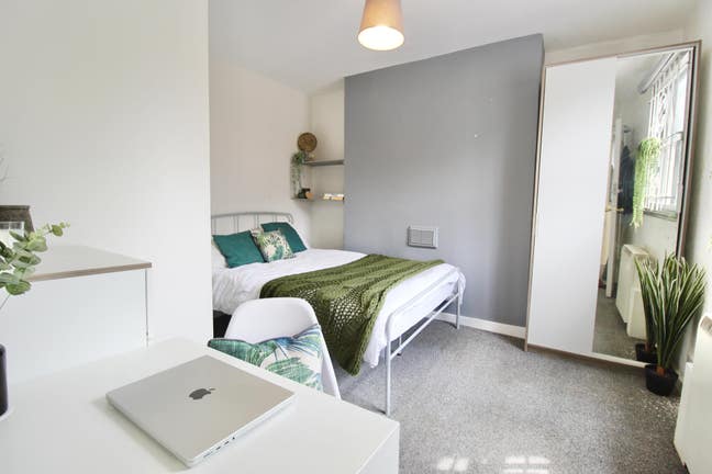 Comfortable Double Room near Victoria Centre Main Photo