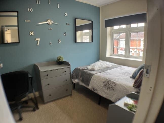 Double room in friendly professional house share. Main Photo