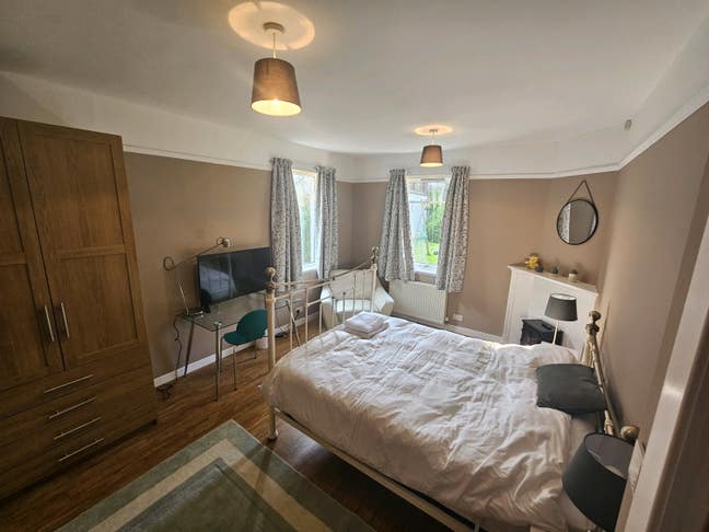 Large double rooms with own bathroom in house Main Photo