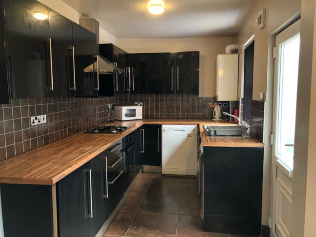 Lovely spacious 7 bed house in great location  Main Photo
