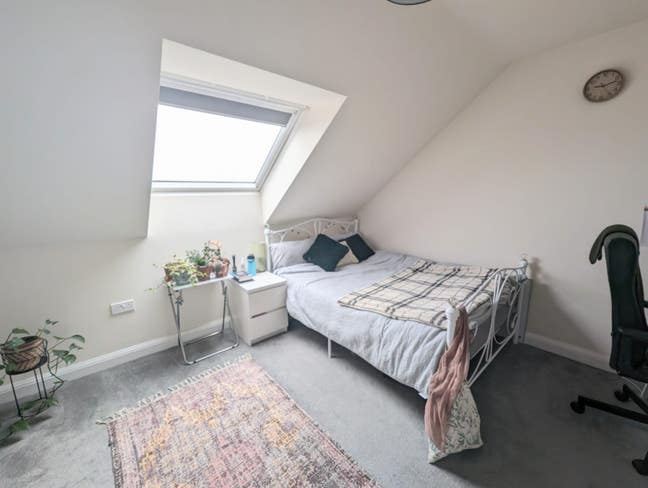 Double Room in Semi-Detached New Build House Main Photo