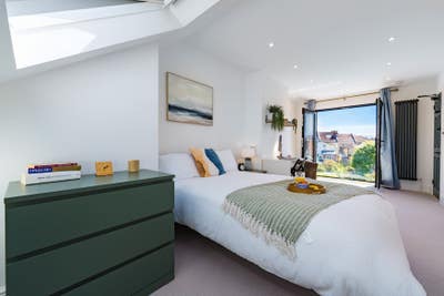 🏡 ✨ Spectacular XL Ensuite Own Floor - BS4 Central Main Photo