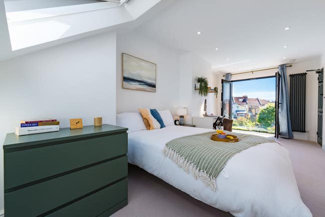 🏡 ✨ Spectacular XL Ensuite Own Floor - BS4 Central Main Photo
