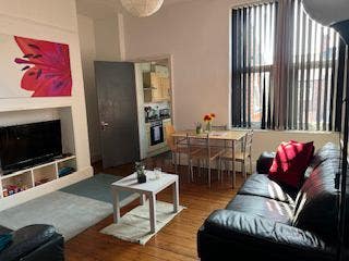 4 bedrooms available in superior post grad flat Main Photo