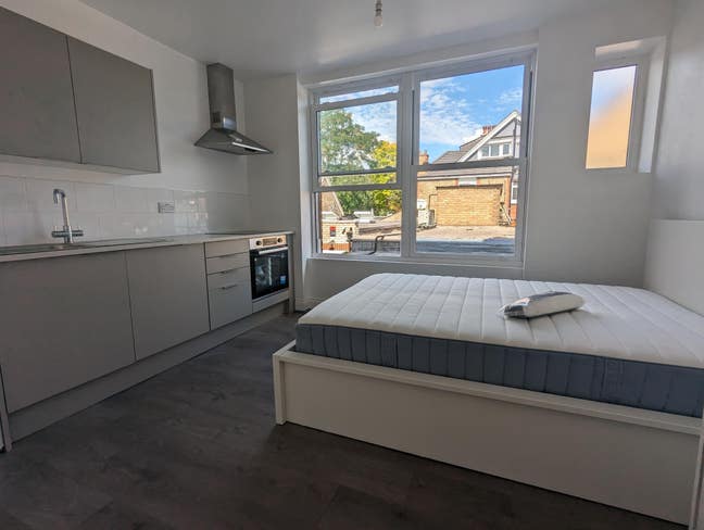 Double Bedroom Kitchenette Palmers Green Main Photo