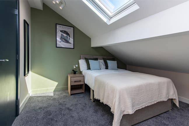 🏡 £250 OFF - Luxury Rooms-Bury, Move In Now! 💸 Main Photo