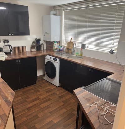 Large room with king size bed, bills and WiFi inc Main Photo