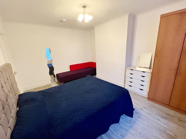 Large Clean Room in Bromley Main Photo