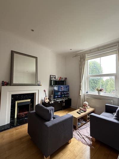 Stunning Double Room in 2 Bed 2Bath House Main Photo